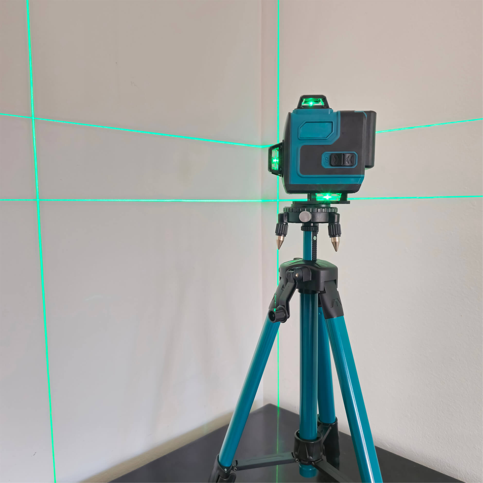 4D Лазерен Нивелир с 16 Зелени Лъча и Тринога в Куфар АКУМУЛАТОРНИ ИНСТРУМЕНТИ 4D Лазерен Нивелир с 16 Зелени Лъча и Тринога в Куфар