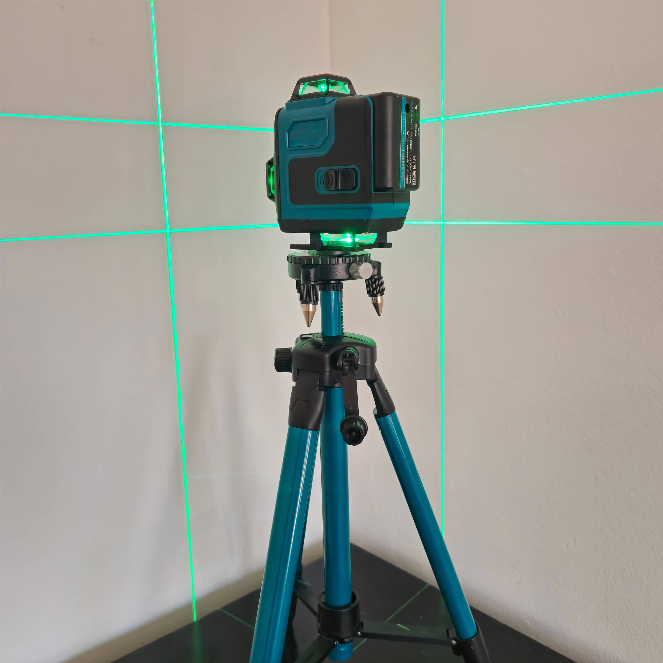 4D Лазерен Нивелир с 16 Зелени Лъча и Тринога в Куфар АКУМУЛАТОРНИ ИНСТРУМЕНТИ 4D Лазерен Нивелир с 16 Зелени Лъча и Тринога в Куфар