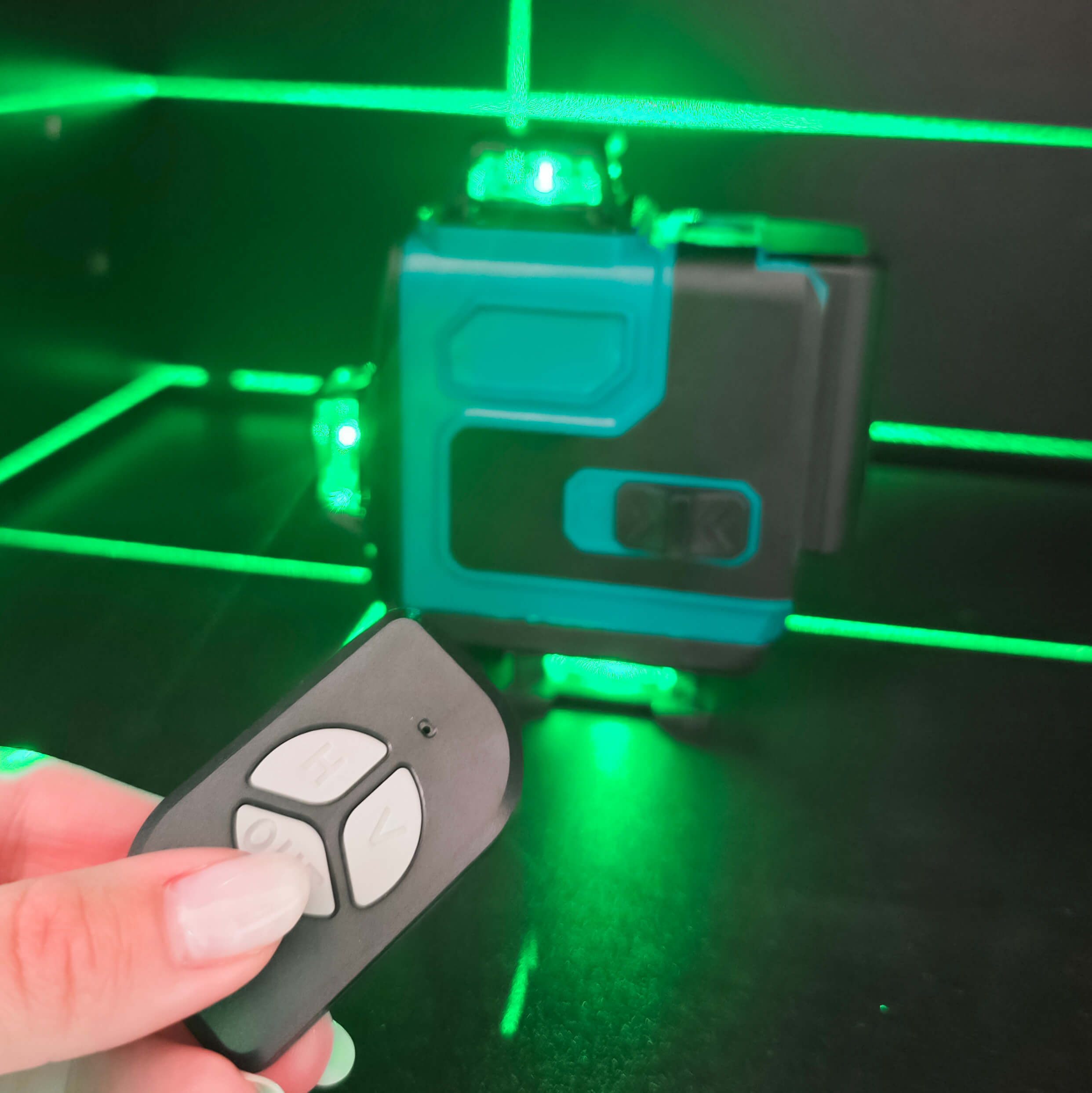 4D Лазерен Нивелир с 16 Зелени Лъча и Тринога в Куфар АКУМУЛАТОРНИ ИНСТРУМЕНТИ 4D Лазерен Нивелир с 16 Зелени Лъча и Тринога в Куфар